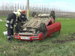 Două persoane au fost rănite, după ce un autoturism s-a răsturnat pe câmp