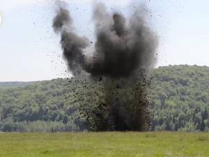 Bombe şi grenade de război, aruncate în aer de pirotehnişti ISU