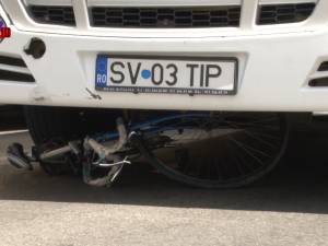 Accident provocat de un biciclist, care a traversat pe trecerea de pietoni fără să se asigure