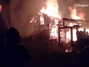 Un incendiu de proporții a distrus două gospodării