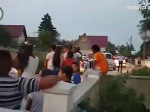Atacul romilor de la Voitinel asupra polițiștilor, surprins în imagini video