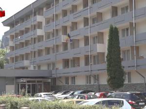 O femeie a fost ucisă cu lovituri de cuţit într-o cameră de hotel, chiar de fiul ei bolnav psihic