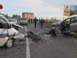 Accident cu trei răniți, după un impact violent la ieșirea din Suceava spre Botoșani