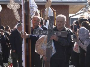 Părintele Petrică şi îngerul Anisia, conduşi pe ultimul drum, cu lacrimi sincere, de sute de oameni