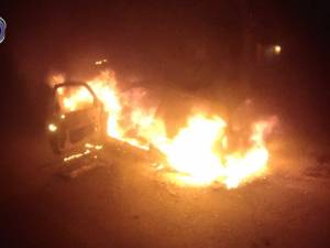 Un autoturism a ars ca o torță pe un drum din Mitocu Dragomirnei