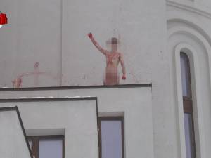 Scene horror, cu un tânăr dezbrăcat şi plin de sânge, urcat pe Catedrala din Suceava