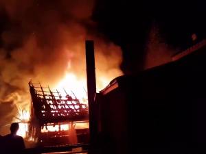 Un garaj şi un grajd s-au făcut scrum în urma unui incendiu violent