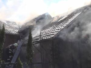 Incendiu puternic și explozii la recipiente inflamabile, într-o casă din Burdujeni