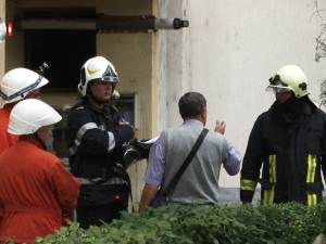 Fum şi panică într-un bloc din centrul Sucevei, după un incendiu la subsol