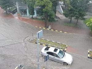 Străzile și trotuarele din centrul Sucevei, acoperite de apele revărsate din cer