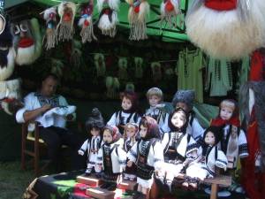 Peste 100 de meşteri populari din mai multe zone etnografice expun la Muzeul Satului Bucovinean