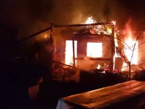 Un puternic incendiu a distrus o gospodărie în localitatea Găinești