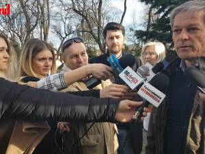 Dacian Cioloş a refuzat să fie primit cu aplauze de susţinătorii din Suceava