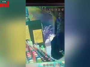 Hoț filmat în timp ce fură haine, într-un magazin din Iulius Mall