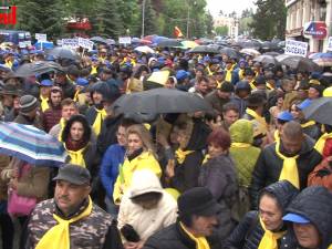 Câteva mii de membri şi simpatizanţi PNL au înfruntat ploaia şi frigul pentru a participa la un miting electoral