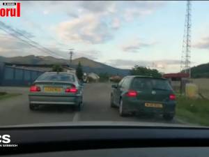 Polițiști în urmărire, ținuți pe loc de două mașini care le stau în față