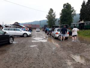 Cale ferată blocată, amenințări și pietre aruncate asupra mecanicului Mocăniței și a turiștilor din tren