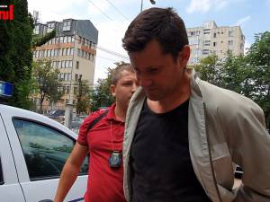 Bărbatul care a aruncat cu pietre în mocăniţa de la Moldoviţa şi a tăiat cauciucurile mai multor maşini a fost reţinut