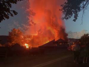Un puternic incendiu a mistuit o gospodărie din comuna Cacica