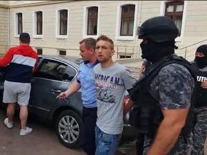 Poliţist aflat în timpul liber, cu copilul în braţe, atacat cu un cuţit de un tâlhar, în centrul Sucevei