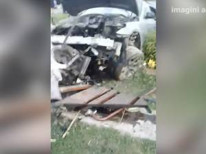 Un şofer grăbit a făcut prăpăd cu maşina în curtea unei case
