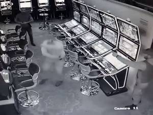 Imagini cu individul care a amenințat cu pistolul un client al cazinoului, surprinse de camerele de supraveghere