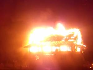 Două incendii izbucnite în miez de noapte au distrus o casă de locuit și o magazie, la Liteni și Udești