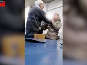 Profesor filmat în timp ce îmbrâncea un elev, pe motiv că ar fi întârziat la oră