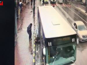 Bătrână prinsă sub roțile unui autobuz, în stația de la Policlinică