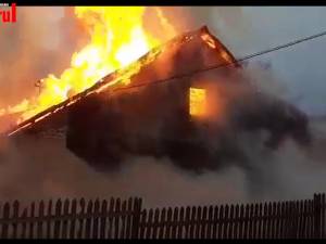 Un puternic incendiu a distrus o clădire cu locuință și bar din Ciocănești