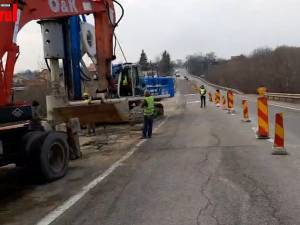 Au fost reluate lucrările în zona cu alunecări de pe DN 17, la Ilișești