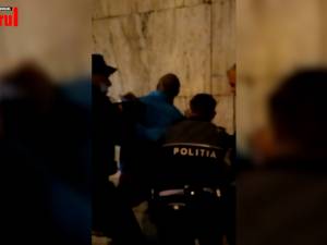 Scene filmate cu polițiști care se chinuie să imobilizeze un tânăr, la Câmpulung Moldovenesc