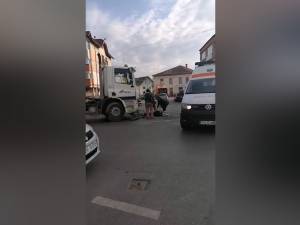 Biciclist prins sub o autobetonieră, într-o intersecție din Rădăuți