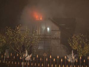 Trei case distruse de un incendiu de o violență extremă, la Valea Moldovei