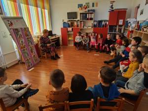 Ziua Lecturii, marcată cu citirea unor frumoase povești, pentru micuții Grădiniței cu program normal Obcini